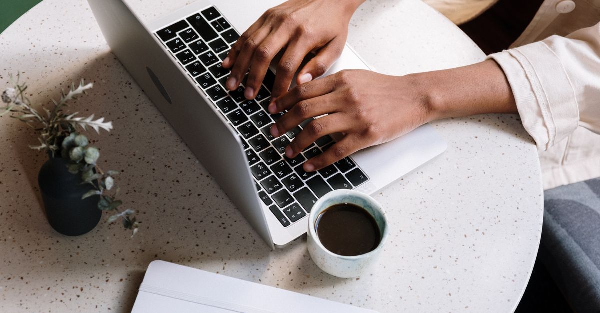 Creator al lavoro sul laptop: publisher e partner di affiliazione