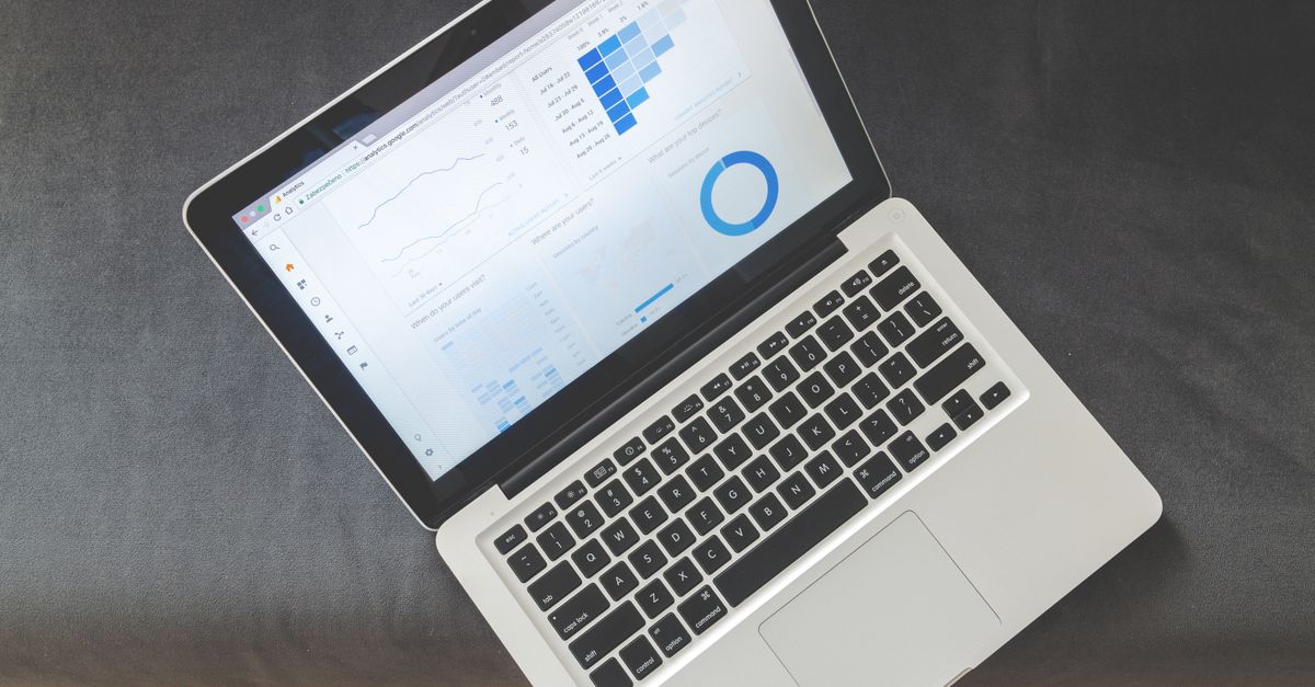 Laptop con grafici e dati di vendita: audit e monitoraggio dell'account