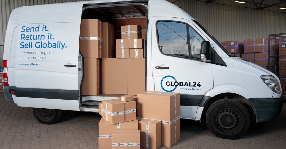 Furgone carico di pacchi in magazzino, logistica e-commerce