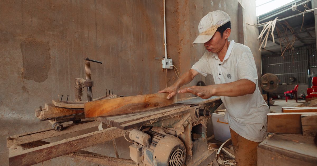Falegname al lavoro con sega industriale: esperienza in produzione nel settore legno