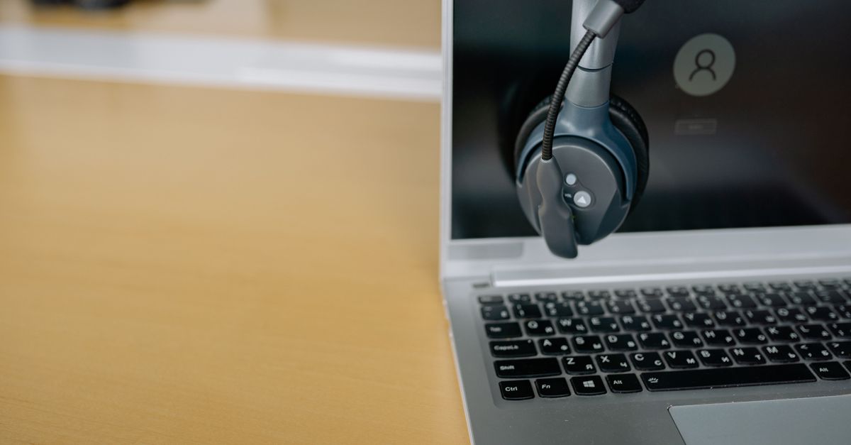 Cuffie su laptop pronte per una call online