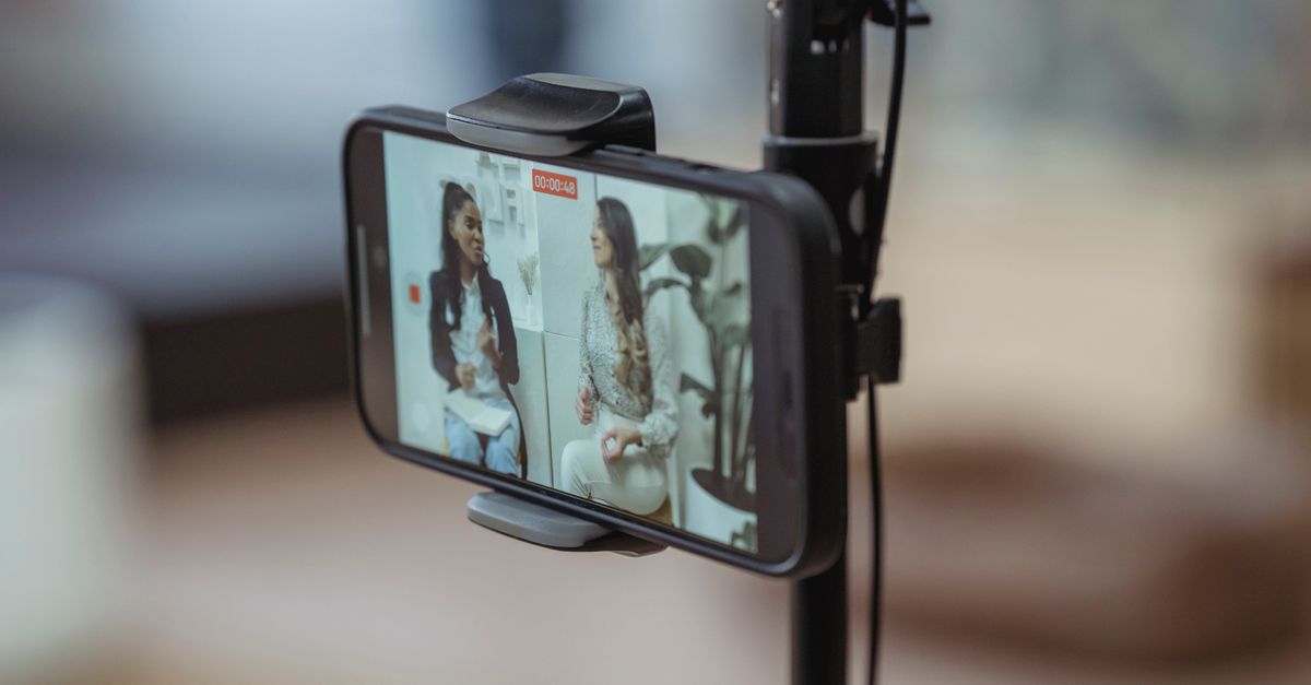 Smartphone su treppiede che registra un contenuto social