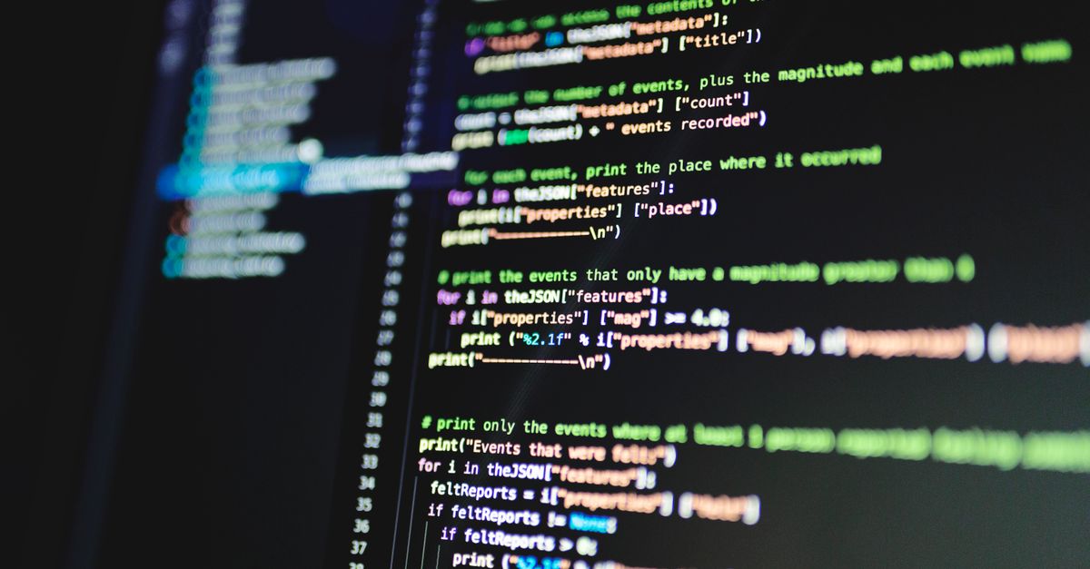 Codice di programmazione su monitor: sviluppo di siti e web app
